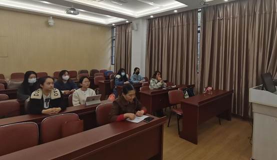 图片包含 室内, 房间, 桌子, 活描述已自动生成
